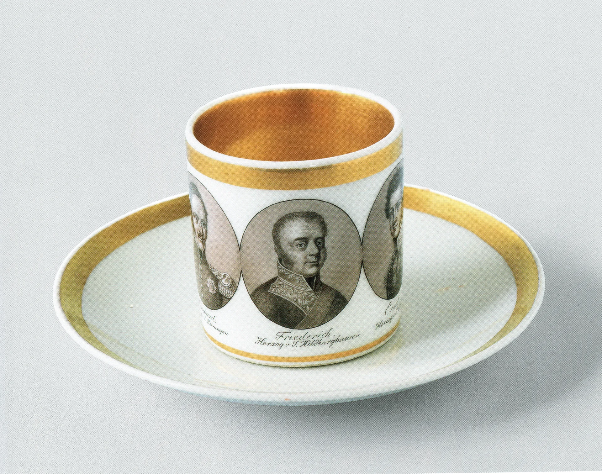 Tasse mit Unterteller, vergoldet mit drei Lihographieporträts von Fürsten