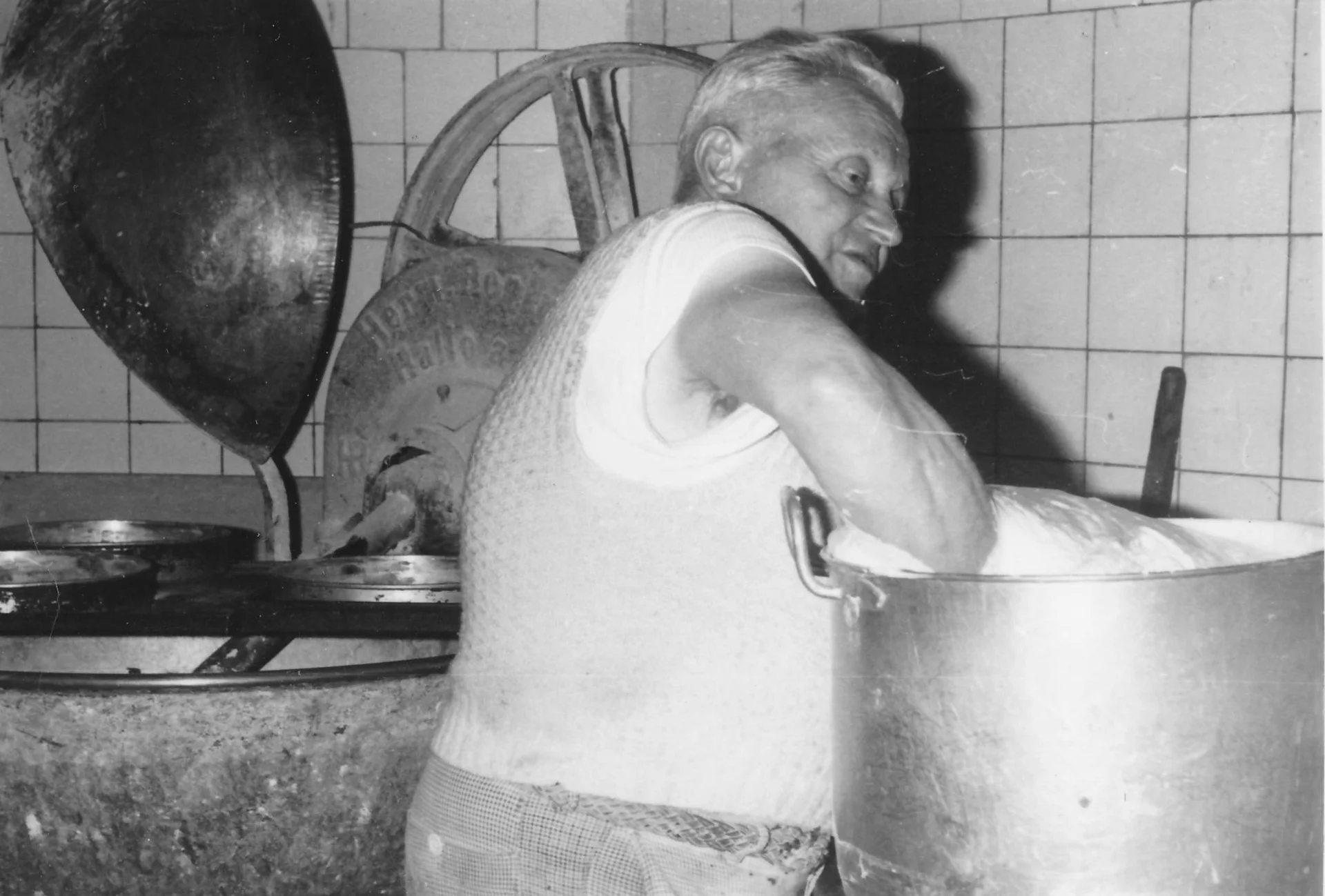 Bäckermeister Hans Seemann bei der Arbeit (2)