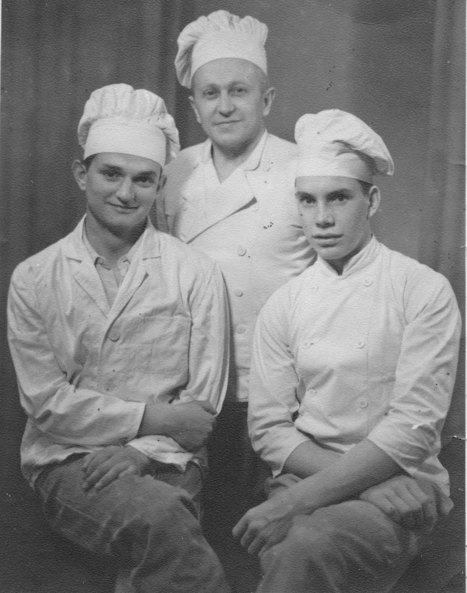 Joachim Bartig (links) und Uwe Zingelmann (rechts) als Lehrlinge beim Bäcker Hans Seemann (Mitte) (etwa 1958)
