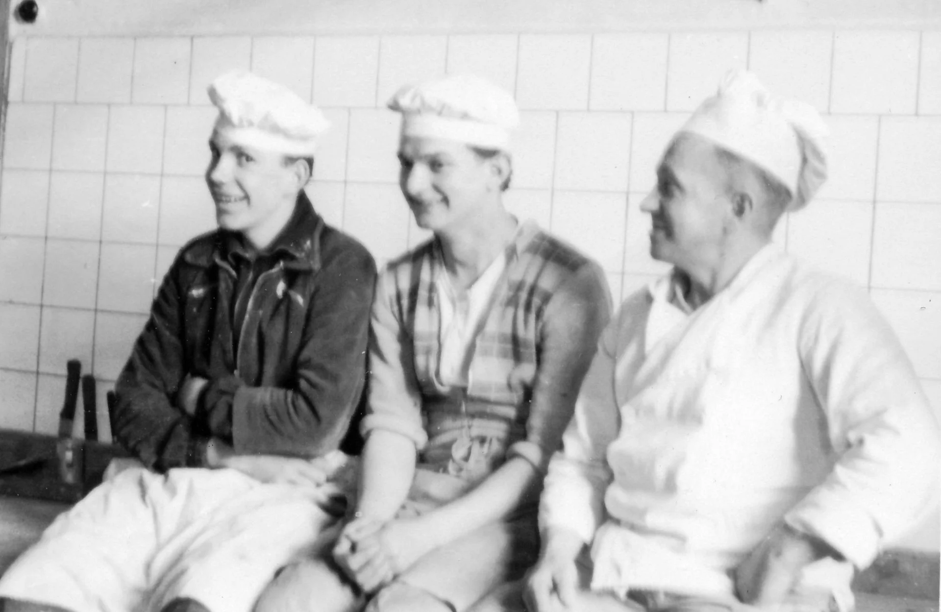 Bäckermeister Hans Seemann (rechts) mit seinen beiden Lehrlingen Uwe Zingelmann und Joachim Bartig
