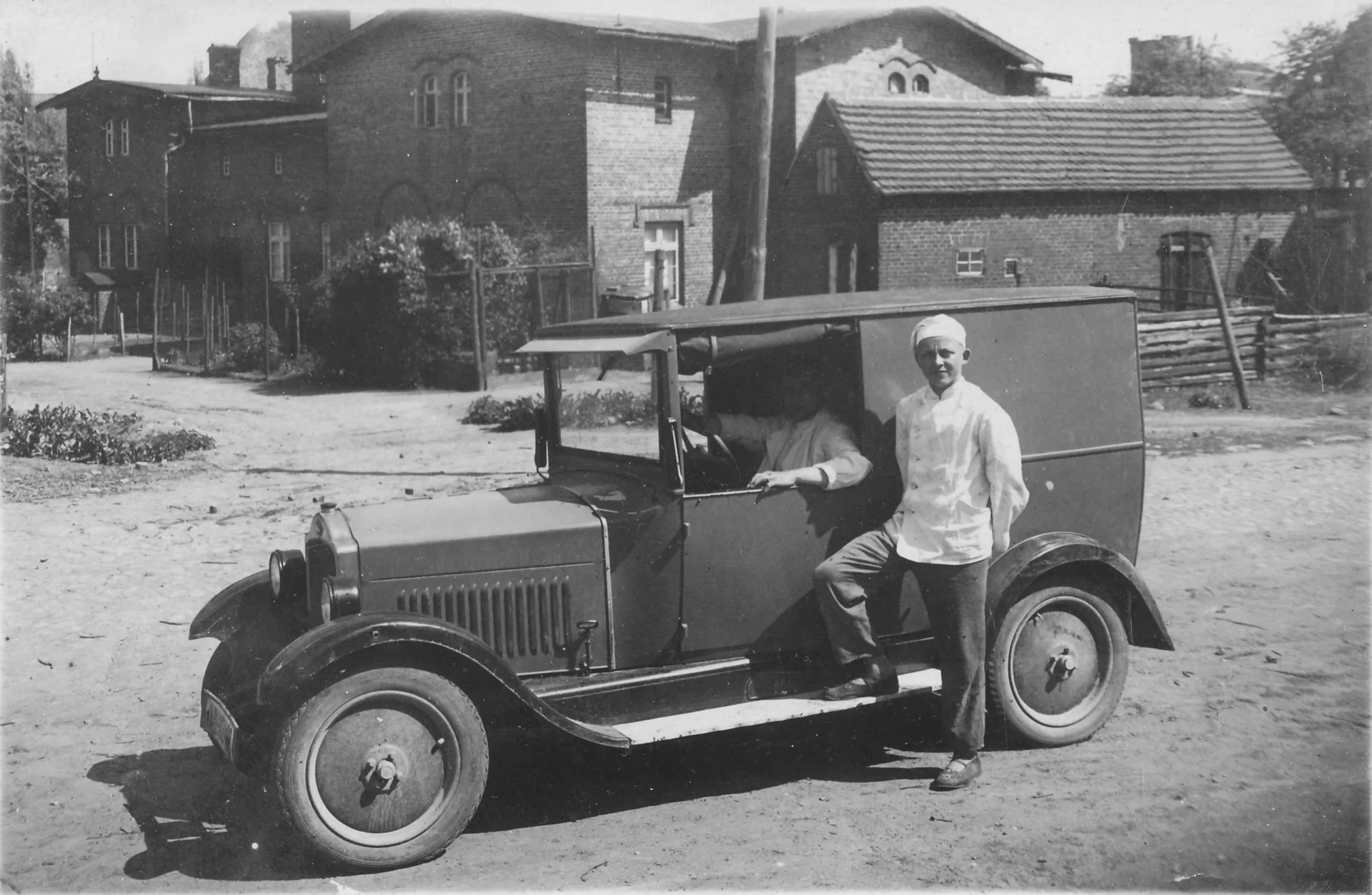 Mit dem Bäckerwagen von Bäcker Schmidt unterwegs, Sarmstorf, vor 1945
