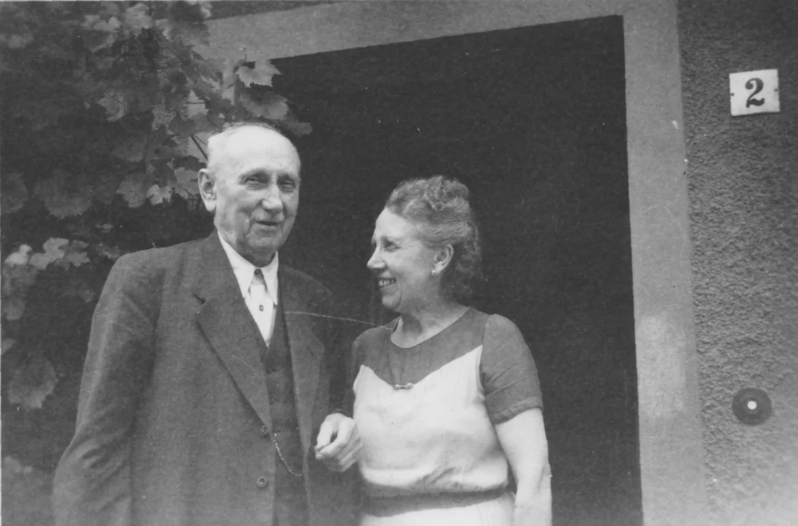 Töpfermeister Robert Schulz mit seiner Tochter Elfriede Fröber, geb. Schulz
