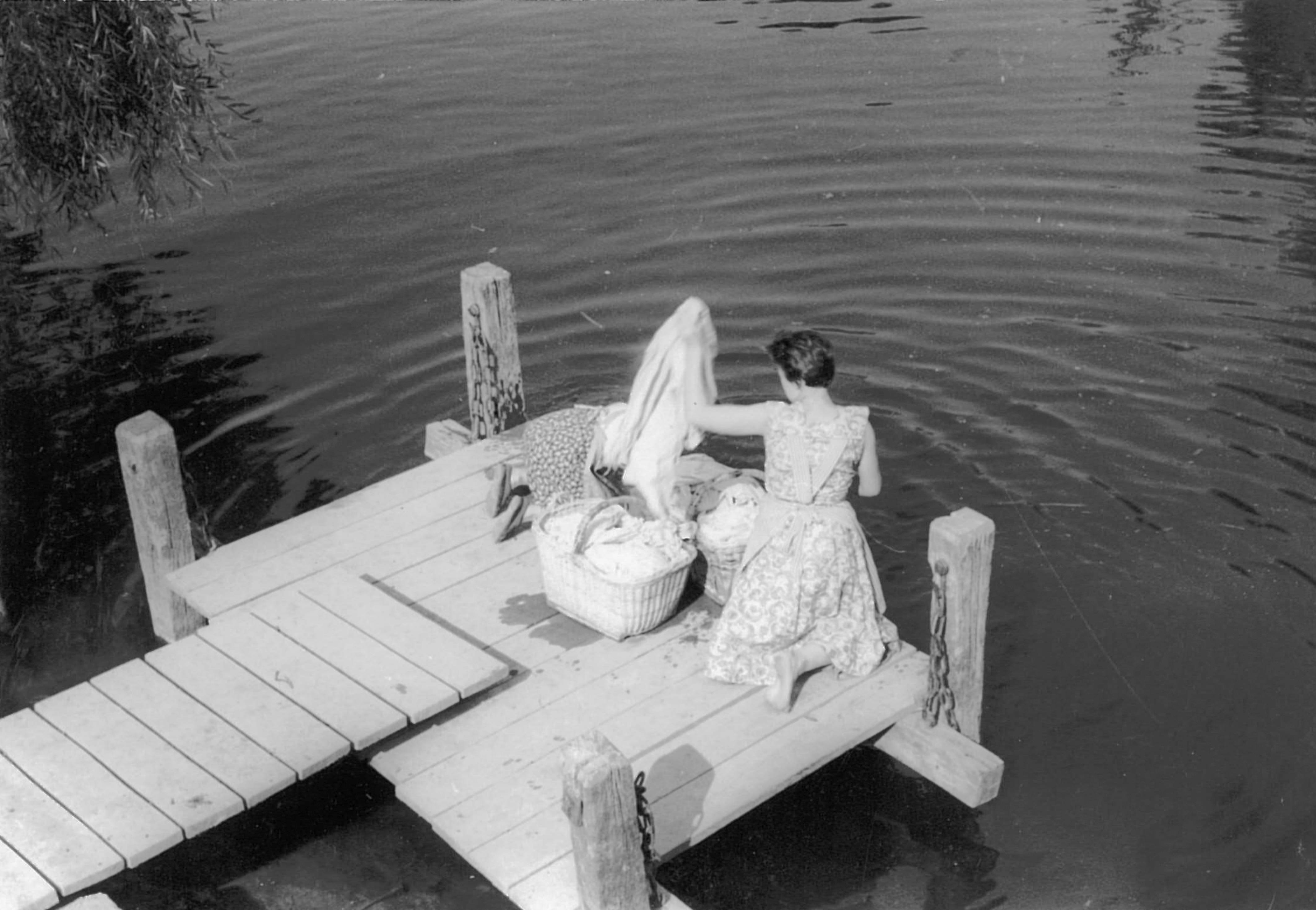 Beim Wäschespülen an der Peene