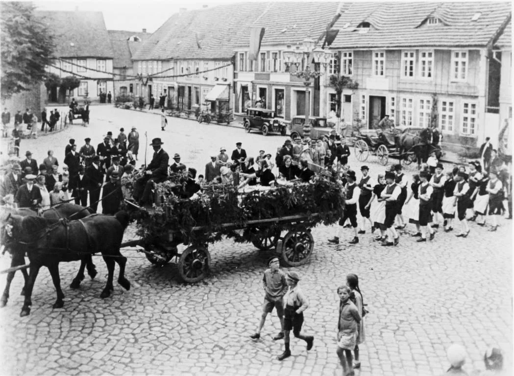 Heimatfest 1931 Luisenbund, dahinter Jugend in Volkstrachten