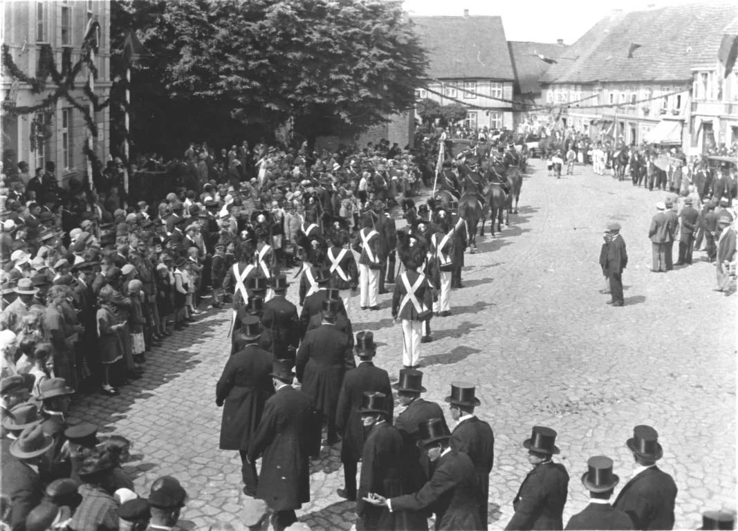 Heimatfest 1931 Bürgergarde und Kriegerverein (im Vordergrund)