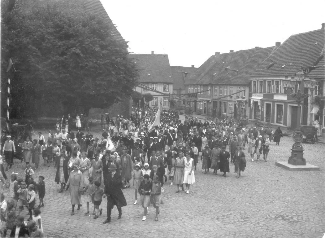 Heimatfest 1931 Musikkapelle und Zuschauer