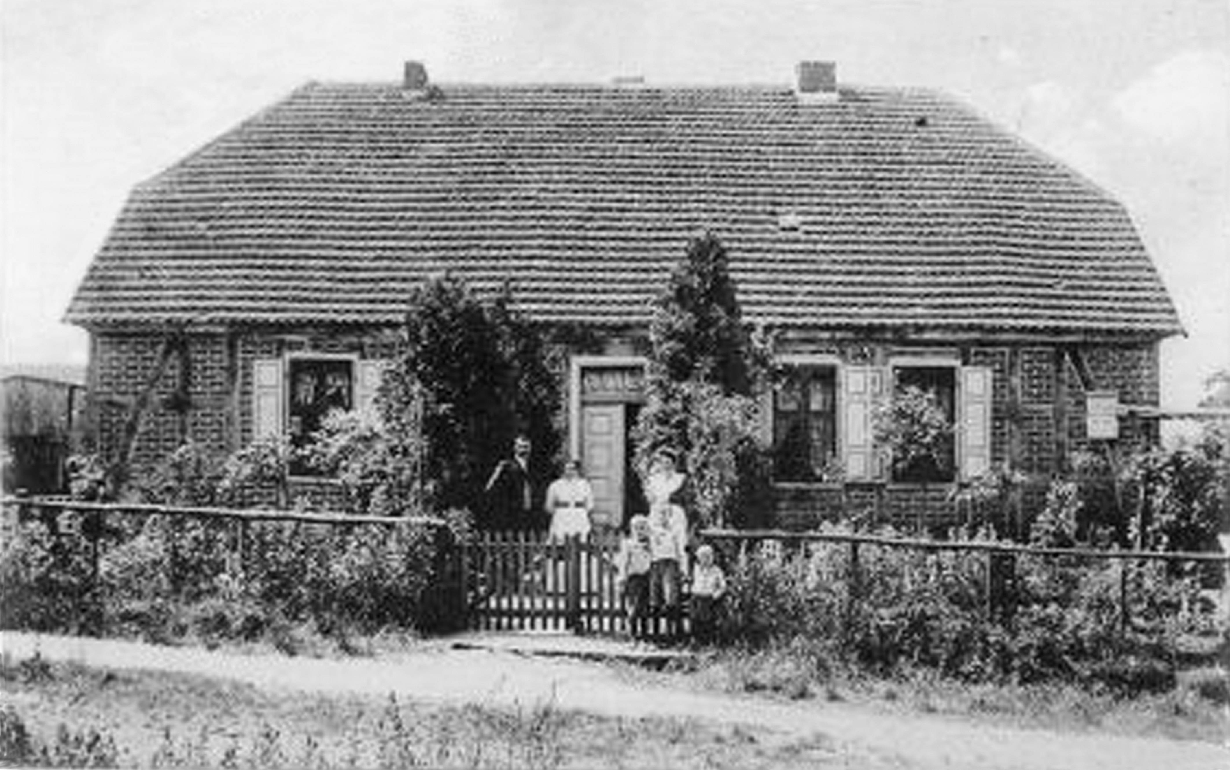 Die Büdnerei 2 in Franzensberg auf einer Ansichtskarte von 1910 (Wahrscheinlich Zimmermann Wilhelm Hannemann mit Familie).