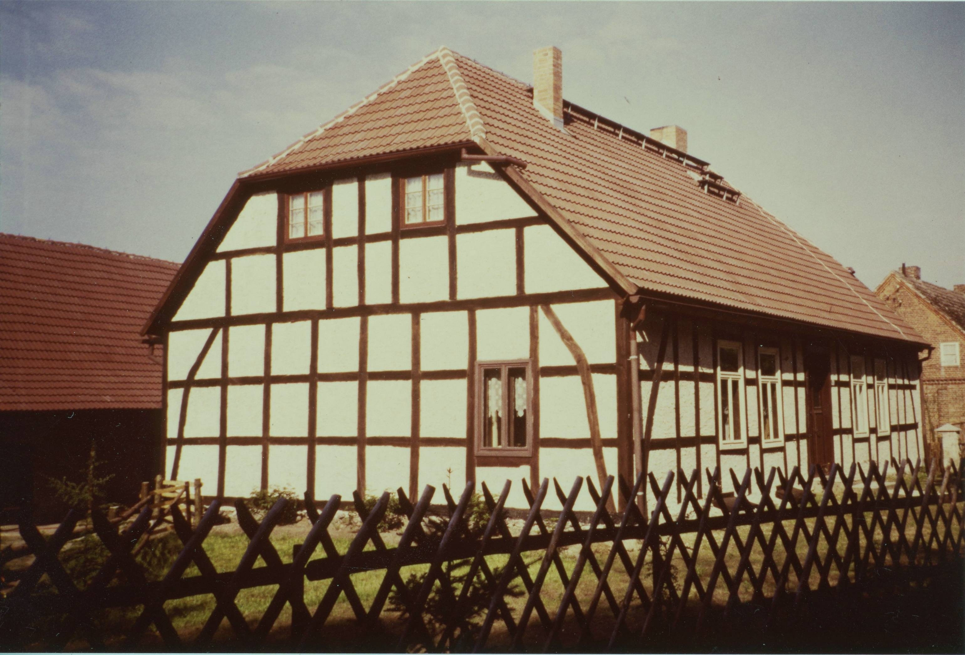 Ehemaliges Schulgebäude und spätere Büdnerei 2 in Franzensberg (Foto von 1984).