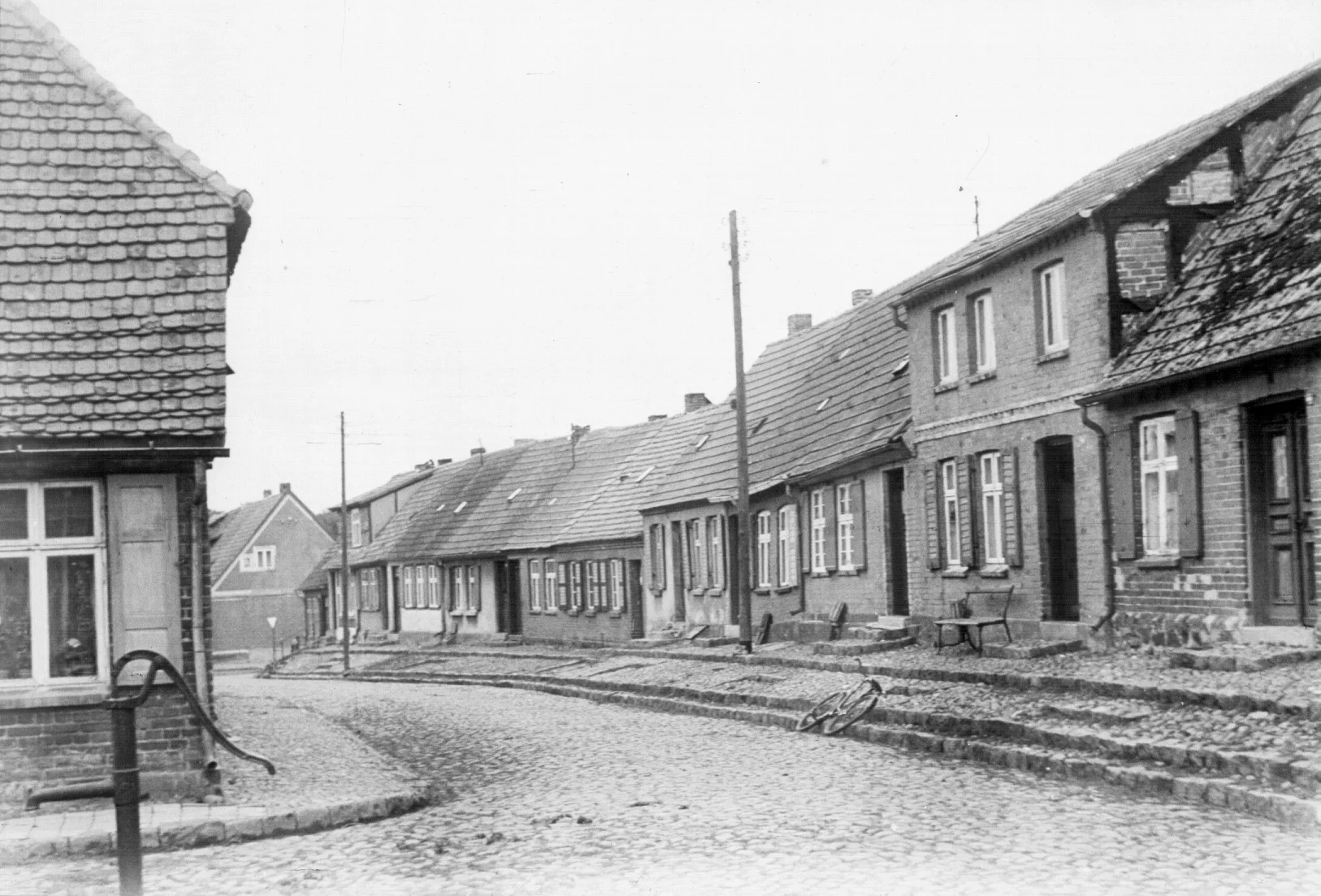 Am 30. April 1945 fiel eine Bombe auf das Haus Wallstraße Nr. 13 (Bildmitte)
