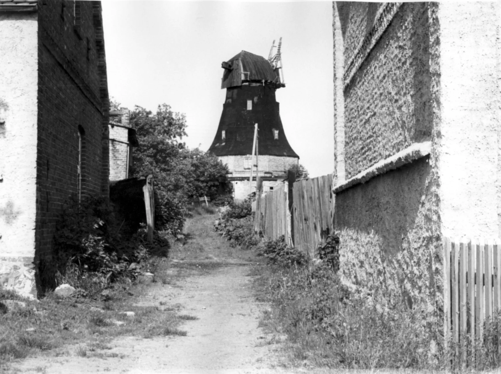 Weg zur Grambow´schen Mühle zwischen den Häusern Salemer Weg 10 + 8 (1976)