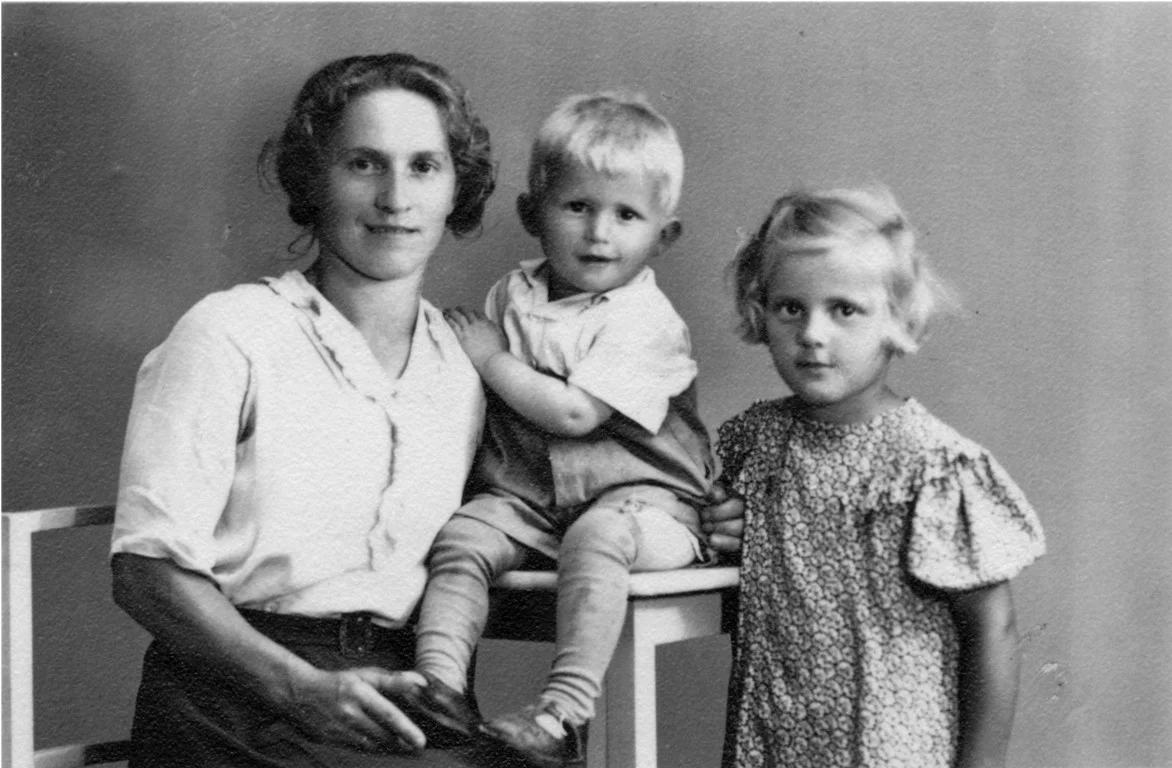 Die Mutter von Erna Lucka Hildegard Heinrich mit ihren beiden Kindern Ernst und Erna 1940