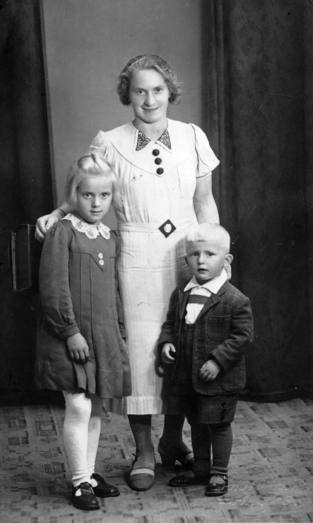Hildegard Heinrich mit den Kindern Erna und Ernst