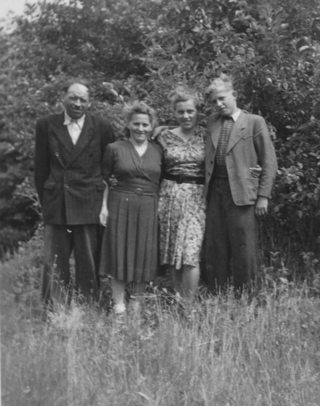 In der neuen Heimat, Hildegard Heinrich mit ihrem 2. Mann und den Kindern Erna und Ernst