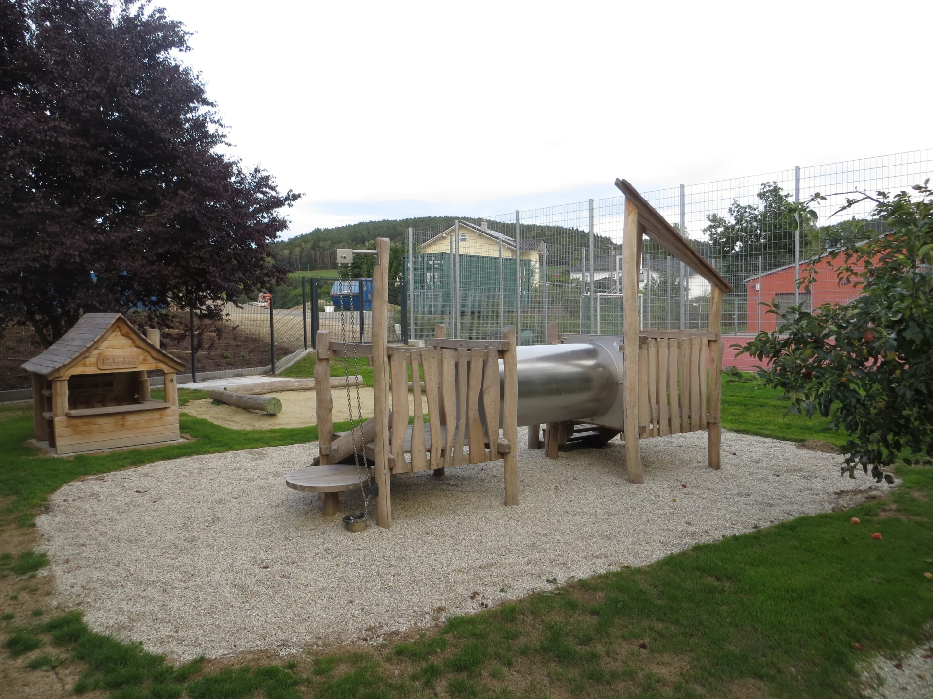 Spielhaus, Sankasten und Kletterkombi