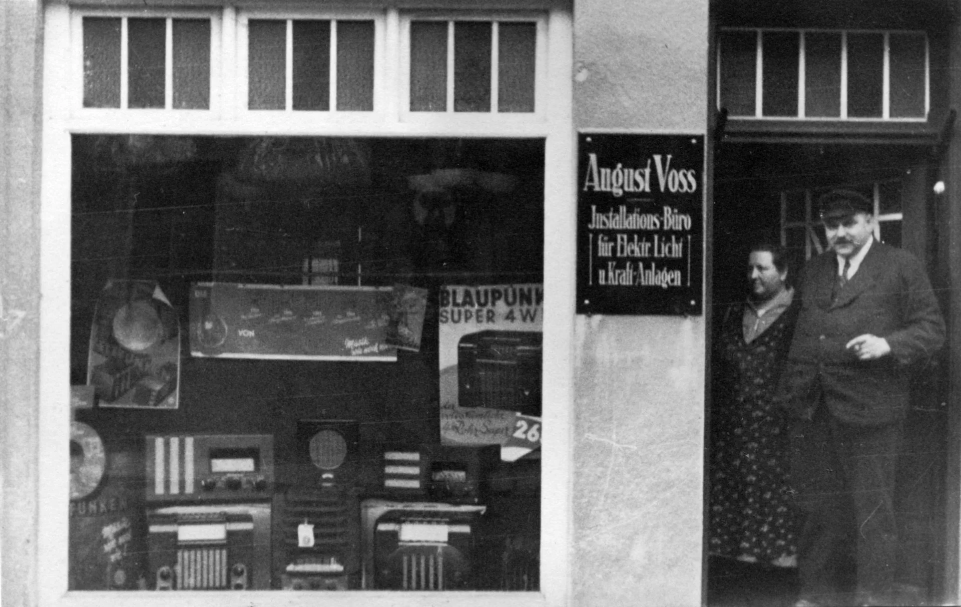 Elektromeister August Voss und seine Frau Helene Voss, geb. Mahncke  neben dem Schaufenster Wilhelm-Pieck-Straße 5, 1927