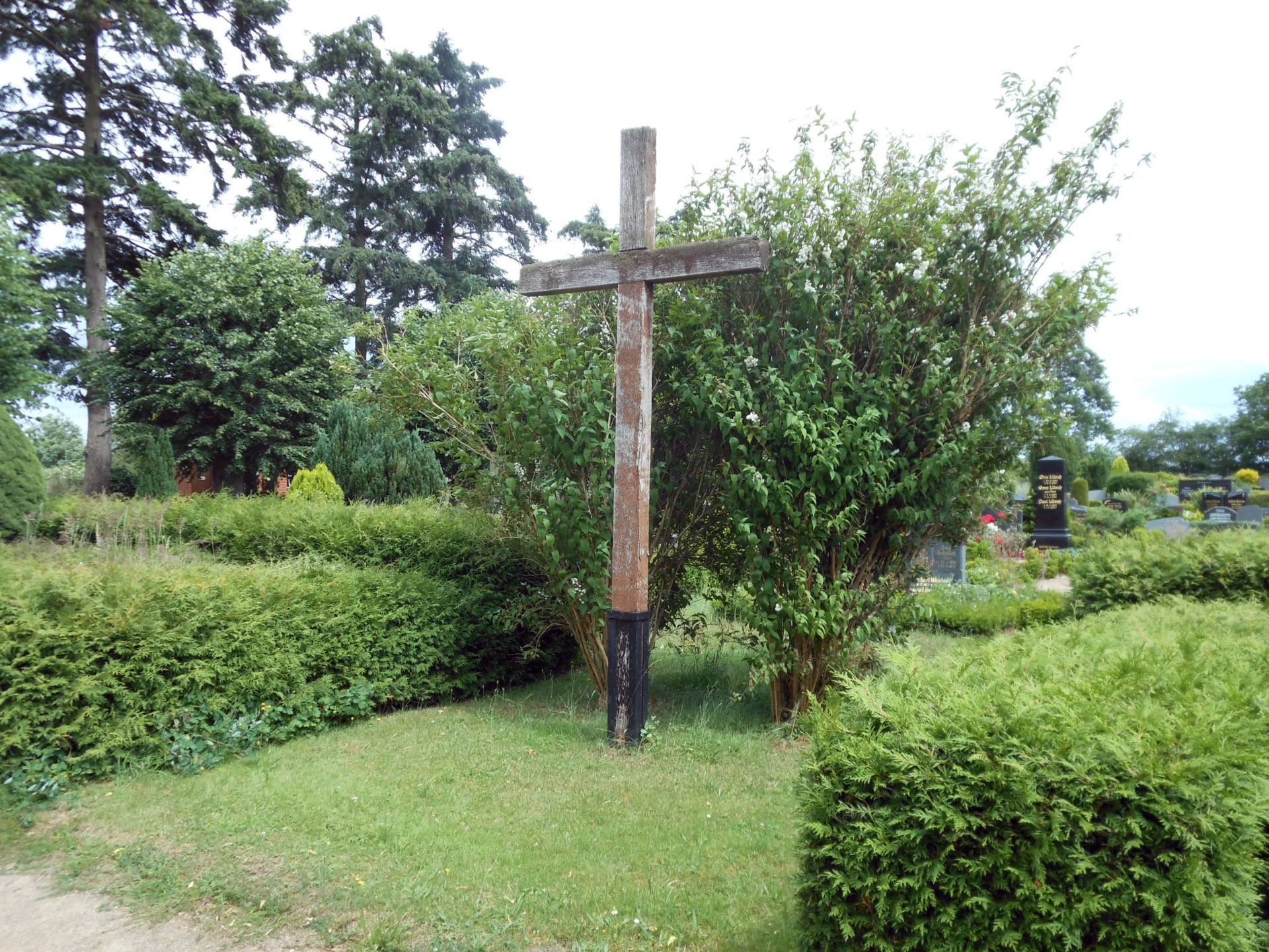 Kreuz auf dem Friedhof am Massengrab (Foto 2015)
