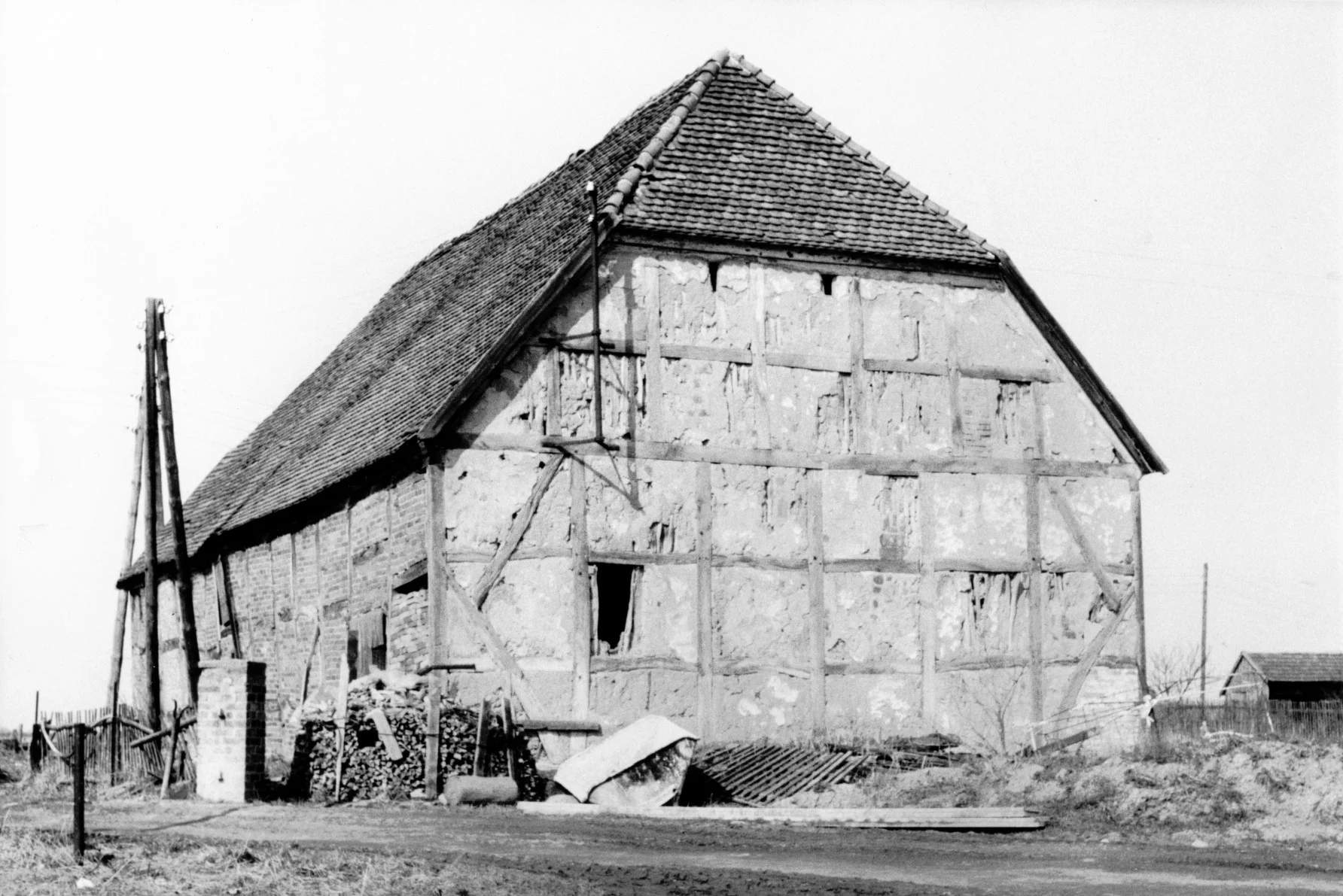 Die Pfarrscheune am Lelkendorfer Weg (1976)