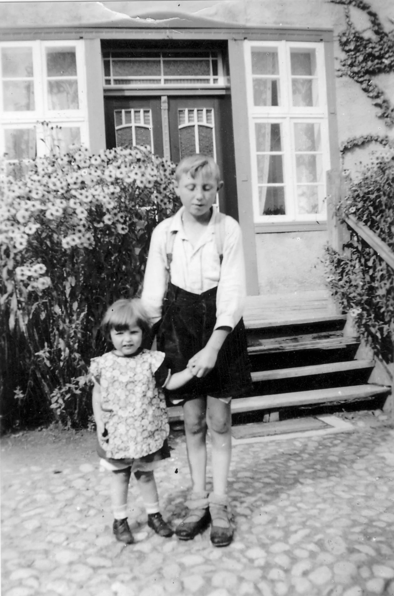 Alexander Kneier mit seiner Cousine Irmi vor dem Haus im Waldwinkel (etwa 1938)