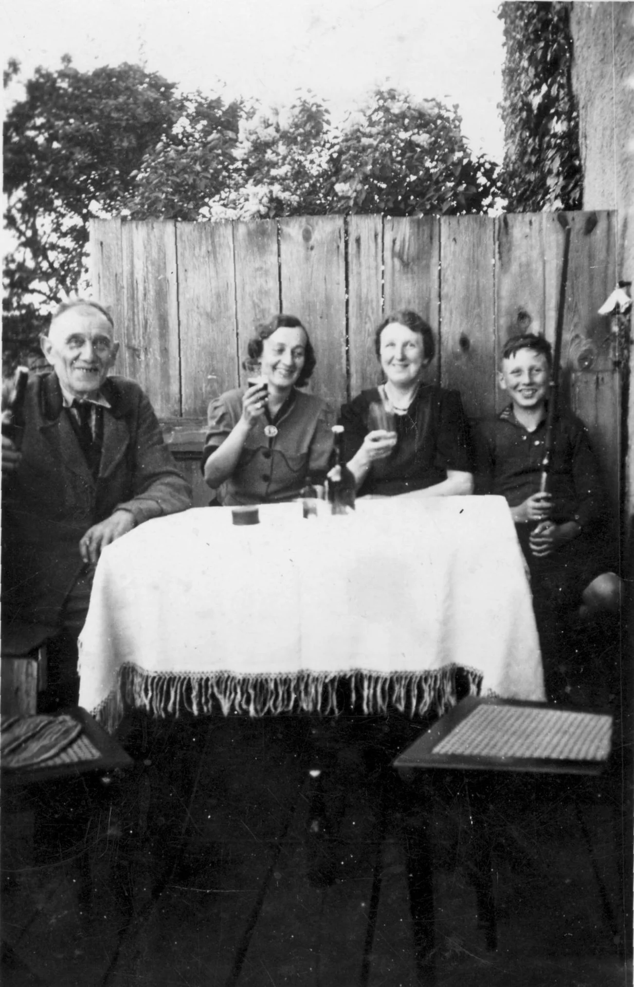 Von links Franz Kneier, Tante Gretel, Maria Kneier und Akexander Kneier