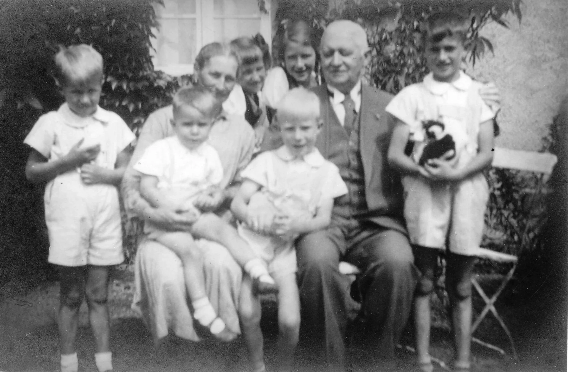 Toni und Franz Reder mit ihren Enkelkindern im Waldwinkel