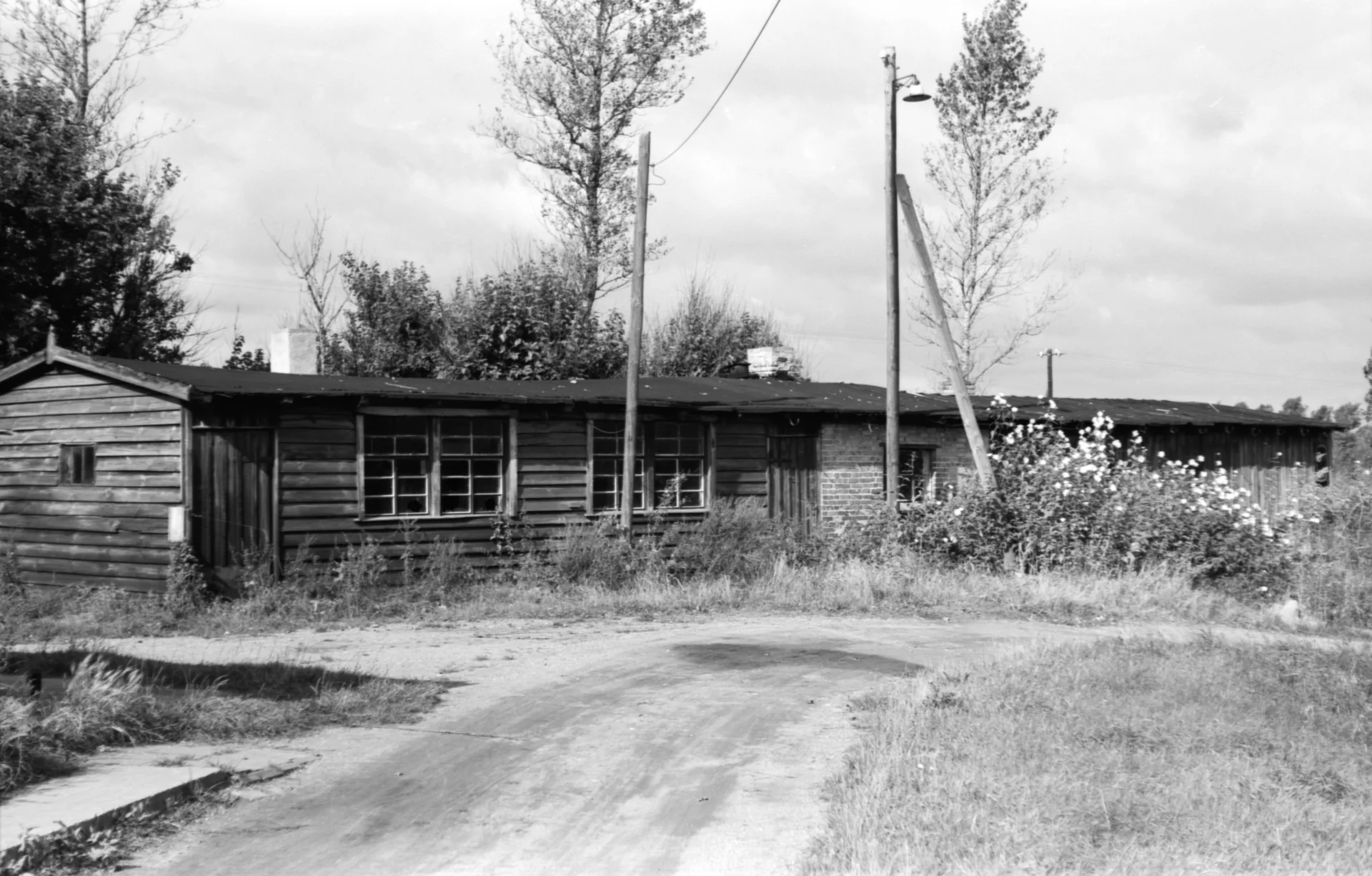 In dieser Baracke am Bahndamm in Neukalen war von 1928 bis 1945 eine Seidenraupenzucht untergebracht (Foto Herbst 1985)