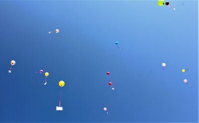 Luftballons mit den W&uuml;nschen der Eltern. 