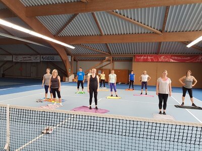 Step Aerobic in der Halle 