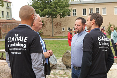 John Mai, Unterst&uuml;tzer 