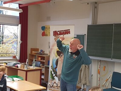 Foto des Albums: Herr Bombelmann zu Besuch an der Grundschule Hollstadt - Wollbach
