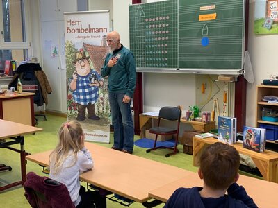 Foto des Albums: Herr Bombelmann zu Besuch an der Grundschule Hollstadt - Wollbach