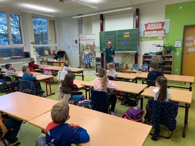 Foto des Albums: Herr Bombelmann zu Besuch an der Grundschule Hollstadt - Wollbach