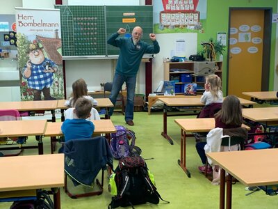 Foto des Albums: Herr Bombelmann zu Besuch an der Grundschule Hollstadt - Wollbach