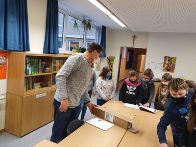 Foto des Albums: Herr Bürgermeister Bruckmüller zu Besuch in der 4. Klasse