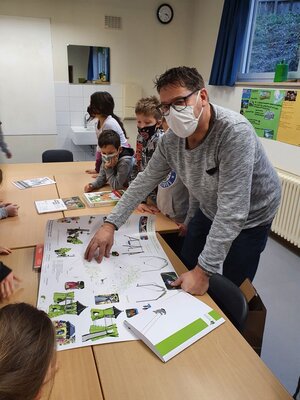 Foto des Albums: Herr Bürgermeister Bruckmüller zu Besuch in der 4. Klasse
