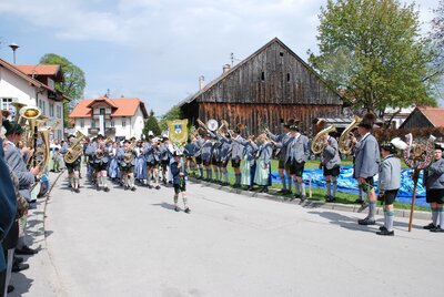 2010 05 09 Festzug spalier 