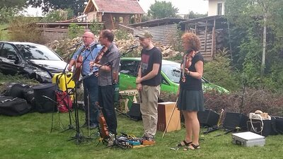 Musikalische Unterst&uuml;tzung von der Fiddle Folk Family  (Bild vergr&ouml;&szlig;ern)