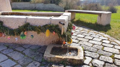 Foto des Albums: Osterhasen und Osterbrunnen