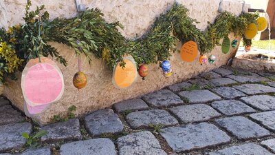 Foto des Albums: Osterhasen und Osterbrunnen