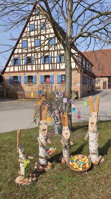 Foto des Albums: Osterhasen und Osterbrunnen