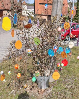 Foto des Albums: Osterhasen und Osterbrunnen