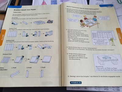 Foto des Albums: Die vierte Klasse baut Brücken aus verschiedenem Material