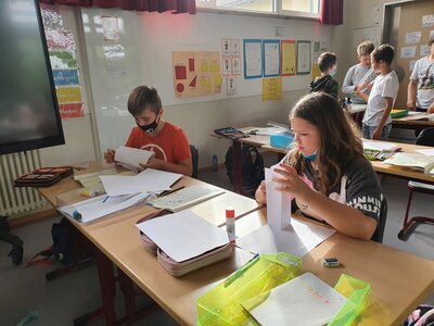 Foto des Albums: Die vierte Klasse baut Brücken aus verschiedenem Material