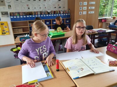 Foto des Albums: Die vierte Klasse baut Brücken aus verschiedenem Material