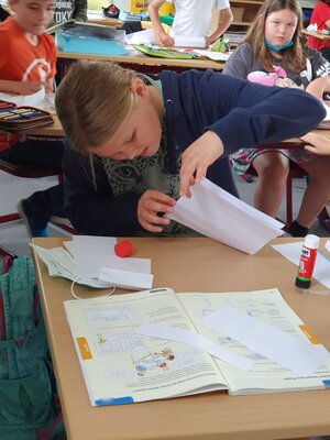 Foto des Albums: Die vierte Klasse baut Brücken aus verschiedenem Material