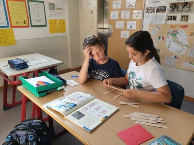 Foto des Albums: Die vierte Klasse baut Brücken aus verschiedenem Material