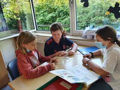 Foto des Albums: Die vierte Klasse baut Brücken aus verschiedenem Material