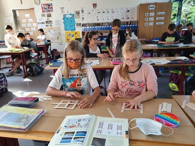Foto des Albums: Die vierte Klasse baut Brücken aus verschiedenem Material