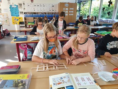 Foto des Albums: Die vierte Klasse baut Brücken aus verschiedenem Material