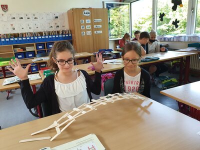 Foto des Albums: Die vierte Klasse baut Brücken aus verschiedenem Material