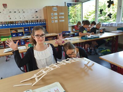 Foto des Albums: Die vierte Klasse baut Brücken aus verschiedenem Material